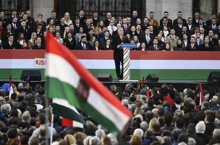 Ungarns Ministerpräsident Viktor Orbán bei einer Rede zum Ukraine-Krieg im Wahlkampf vor den Parlamentswahlen: Seine Strategie findet bei den ungarischen Bürgern bis heute Zustimmung Foto: picture alliance / Anna Szilagyi / ASSOCIATED PRESS