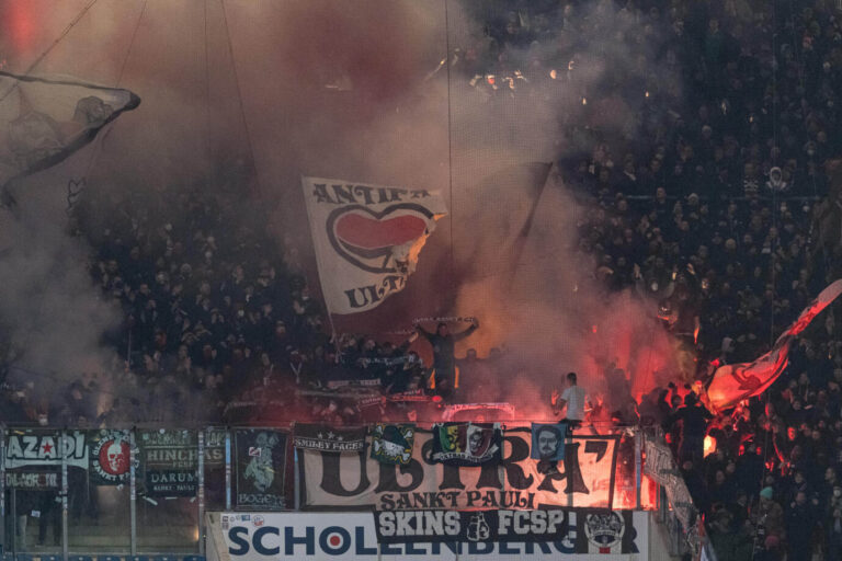 Die Fans des FC St. Pauli sind für ihre linke Gesinnung bekannt Foto:picture alliance / Fotostand | Fotostand / Voelker