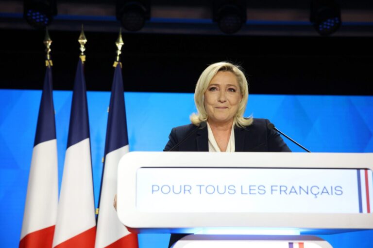 Marine Le Pen: Strahlende Siegerin mit langem Atem Foto: picture alliance/dpa/MAXPPP | Lp/Olivier Arandel