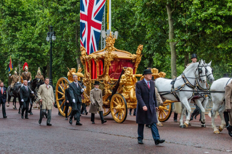 Eine Eskorte begleitet die britische Staatskutsche: Königin Elisabeth II. feiert 70jähriges Thronjubiläum