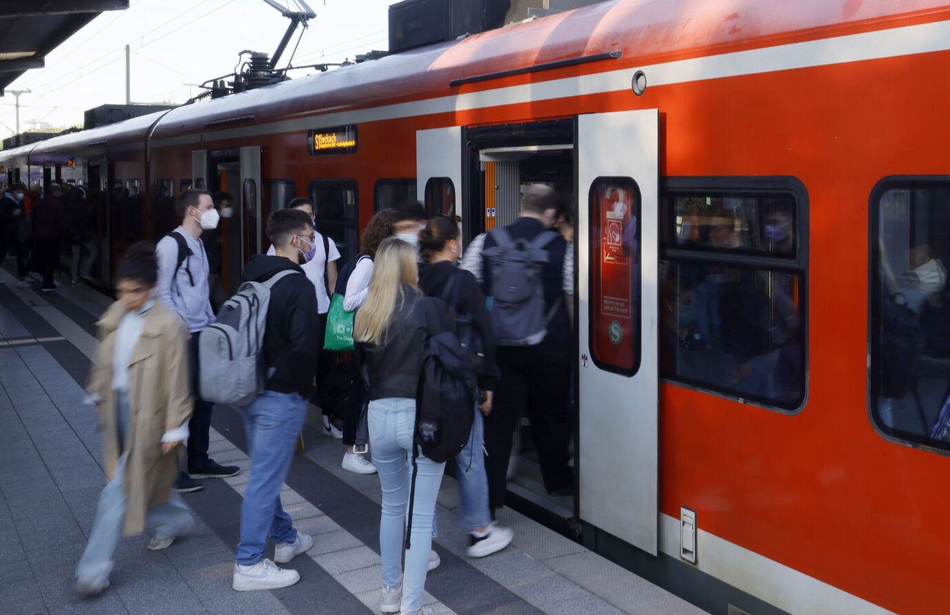 OLG-Urteil. Fahrgäste: Die Deutsche Bahn darf sie nun nicht mehr nur mit "Herr" und "Frau" ansprechen.