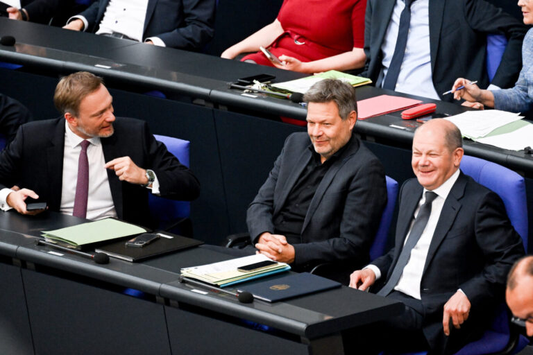 Bundeskanzler Olaf Scholz (SPD) (r.) und Finanzminister Christian Lindner (FDP) (l.) und Wirtschaftsminister Robert Habeck (Grüne) (m.) können sich über Gehaltserhöhungen freuen Foto: picture alliance / EPA | FILIP SINGER