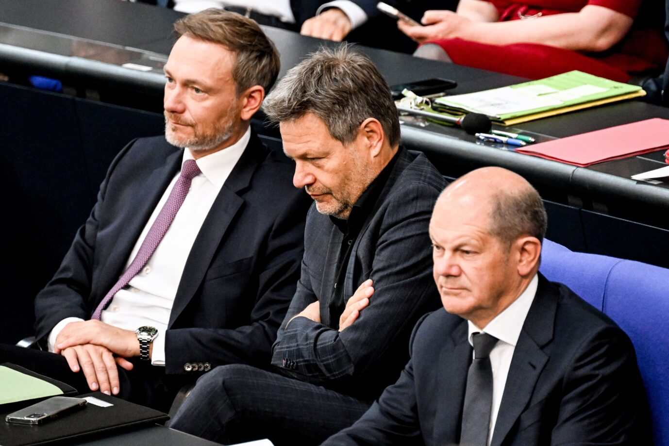 Schwere Wirtschaftskrise: Finanzminister Christian Lindner (FDP, links) appelliert an Wirtschaftsminister Robert Habeck (Grüne) und Bundeskanzler Olaf Scholz (rechts, SPD), den Atomausstieg zu überdenken.