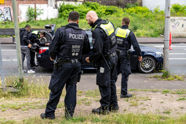 Zoll und Polizei kontrollieren in Duisburg Fahrzeuge während einer Aktion gegen Clankriminalität Foto: picture alliance/dpa/Arnulf Stoffel | Arnulf Stoffel