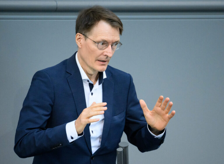 Bundesgesundheitsminister Karl Lauterbach (SPD): Milliardendefizite in den Kassen