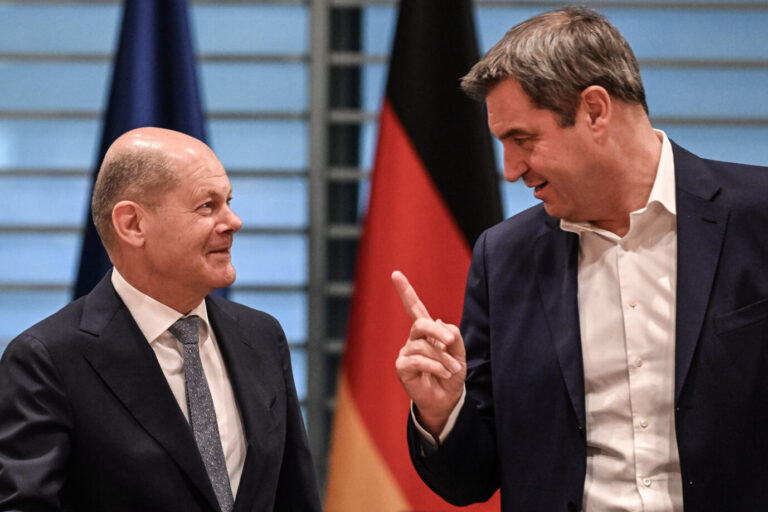 CSU-Chef Markus Söder (r.) spürt, wenn sich der Wind dreht; auch in der Atomfrage Foto: picture alliance / EPA | FILIP SINGER