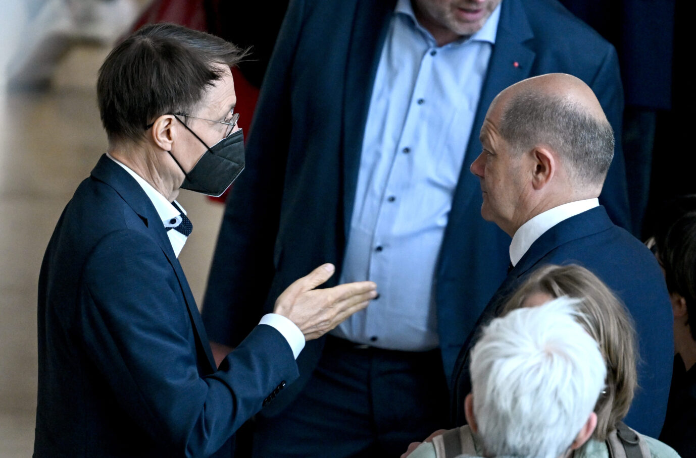 Corona-Sommerwelle: Bundesgesundheitsminister Karl Lauterbach will, dass alle wieder Maske tragen - auch Bundeskanzler Olaf Scholz (SPD).