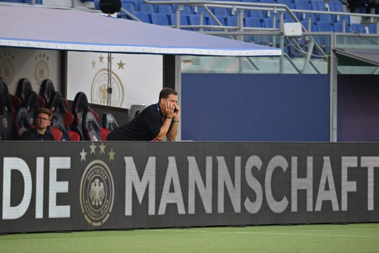 DFB-Manager Oliver Bierhoff lehnt beim Nationsleague-Spiel gegen Italien (1:1) an der Bande mit dem Begriff "Die Mannschaft". Nun soll der umstrittene Begriff abgeschafft werden.
