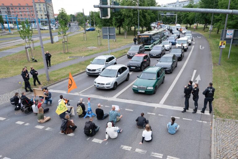 Straßen-Blockade, Autobhan-Blockade, Letzte Generation, Autofahrer