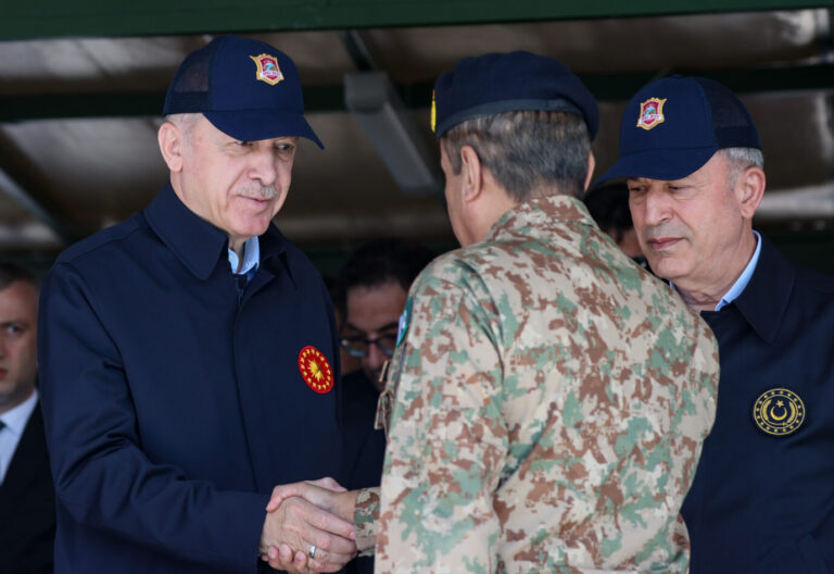 Der türkische Präsident Recep Tayyip Erdogan (l.) bei einem Truppenbesuch: Die Türkei ist ein wankelmütiger Nato-Partner geworden Foto: picture alliance / AA | Mahmut Serdar Alakus