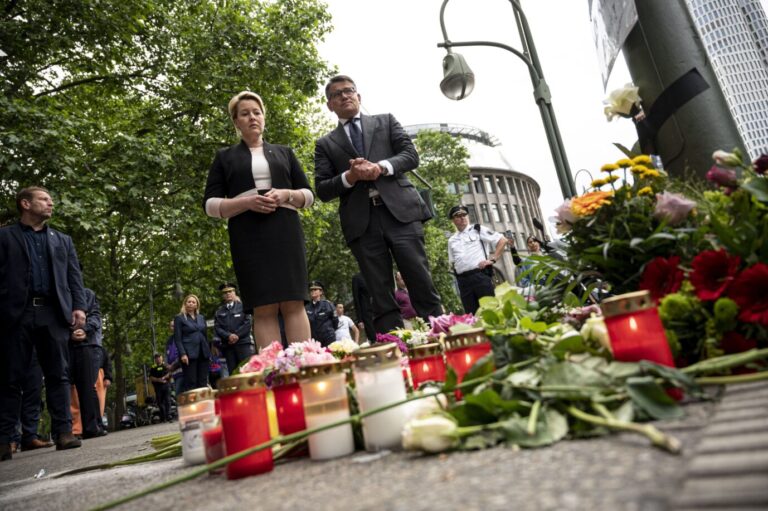 Franziska Giffey (SPD), Regierende Bürgermeisterin von Berlin, und Boris Rhein (CDU), Ministerpräsident von Hessen, legen am Ort der Amokfahrt Blumen nieder.
