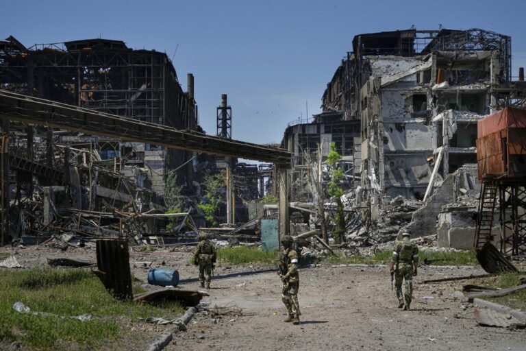 Russische Truppen stehen in den Trümmern von Mariupol: Siegt sich Moskau zu Tode? Foto: picture alliance / ASSOCIATED PRESS | Uncredited