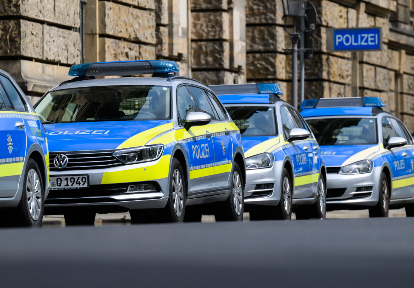 Polizeiautos parken in Dresden vor dem Polizeipräsidium: Passende Lade-Säulen für E-Streifenwagen fehlen jedoch Foto: picture alliance/dpa | Robert Michael