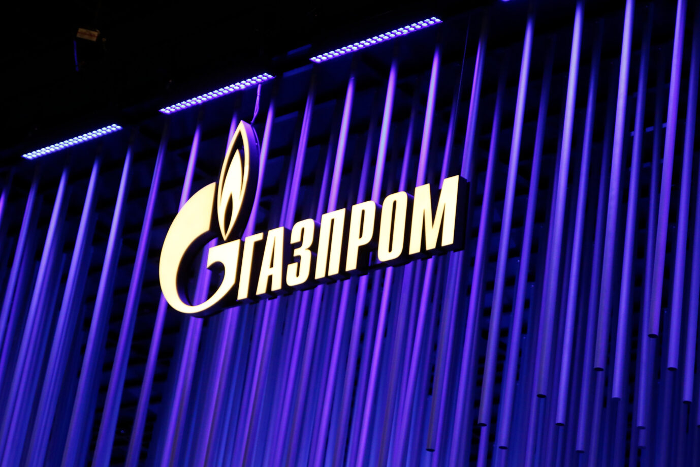 Gazprom-Logo: Auch Anleger des Energieunternehmens sind von den Sanktionen gegen Rußland betroffen und bangen um ihre Aktien Foto: picture alliance / Russian Look | Maksim Konstantinov