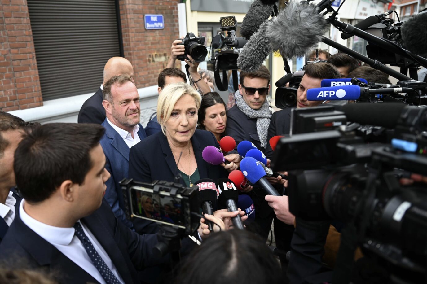 Nach dem Wahlsieg in Frankreich sind alle Auigen auf Marine Le Pen, die Vorsitzende des Rassemblement National, gerichtet. Sie will den Vorsitz des Finanzausschusses