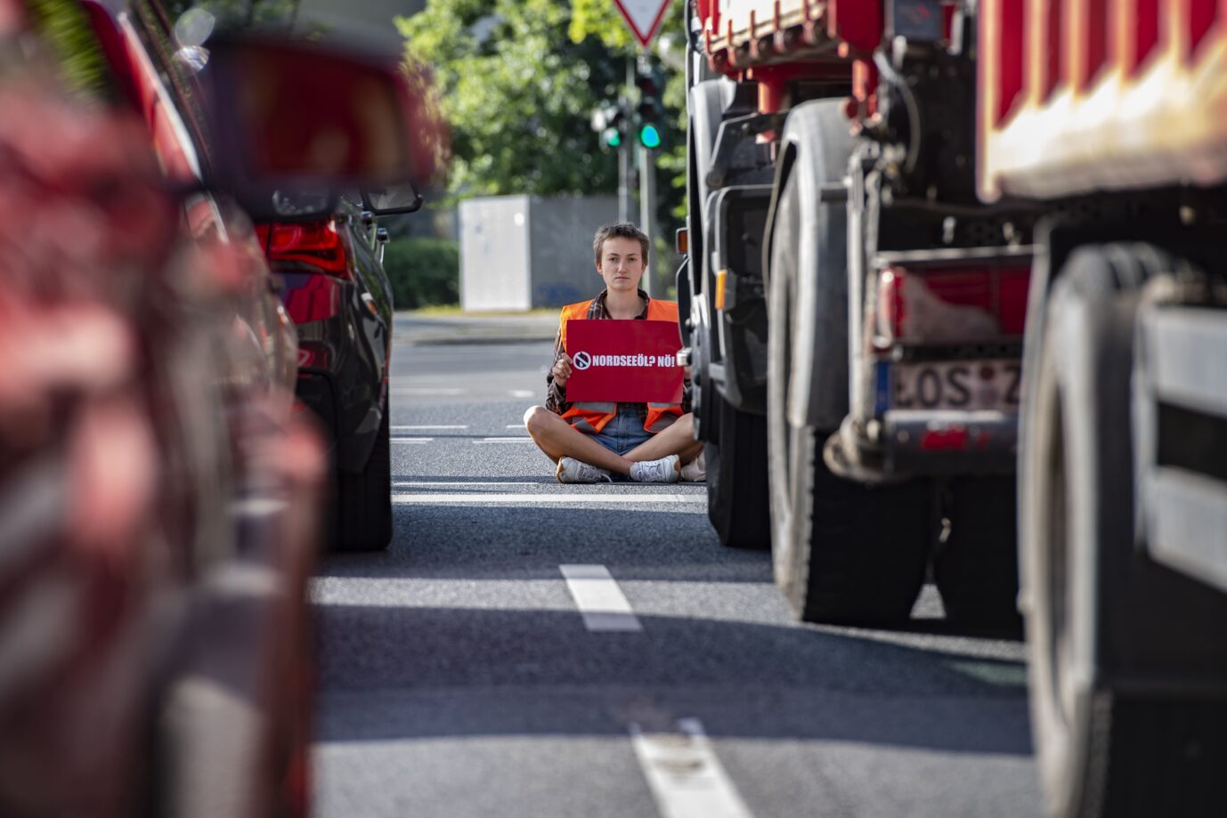 Blockierer der "Letzten Generation" legen verkehr lahm: Kein Mitleid mit gestressten Autofahrern Foto: picture alliance/dpa | Paul Zinken