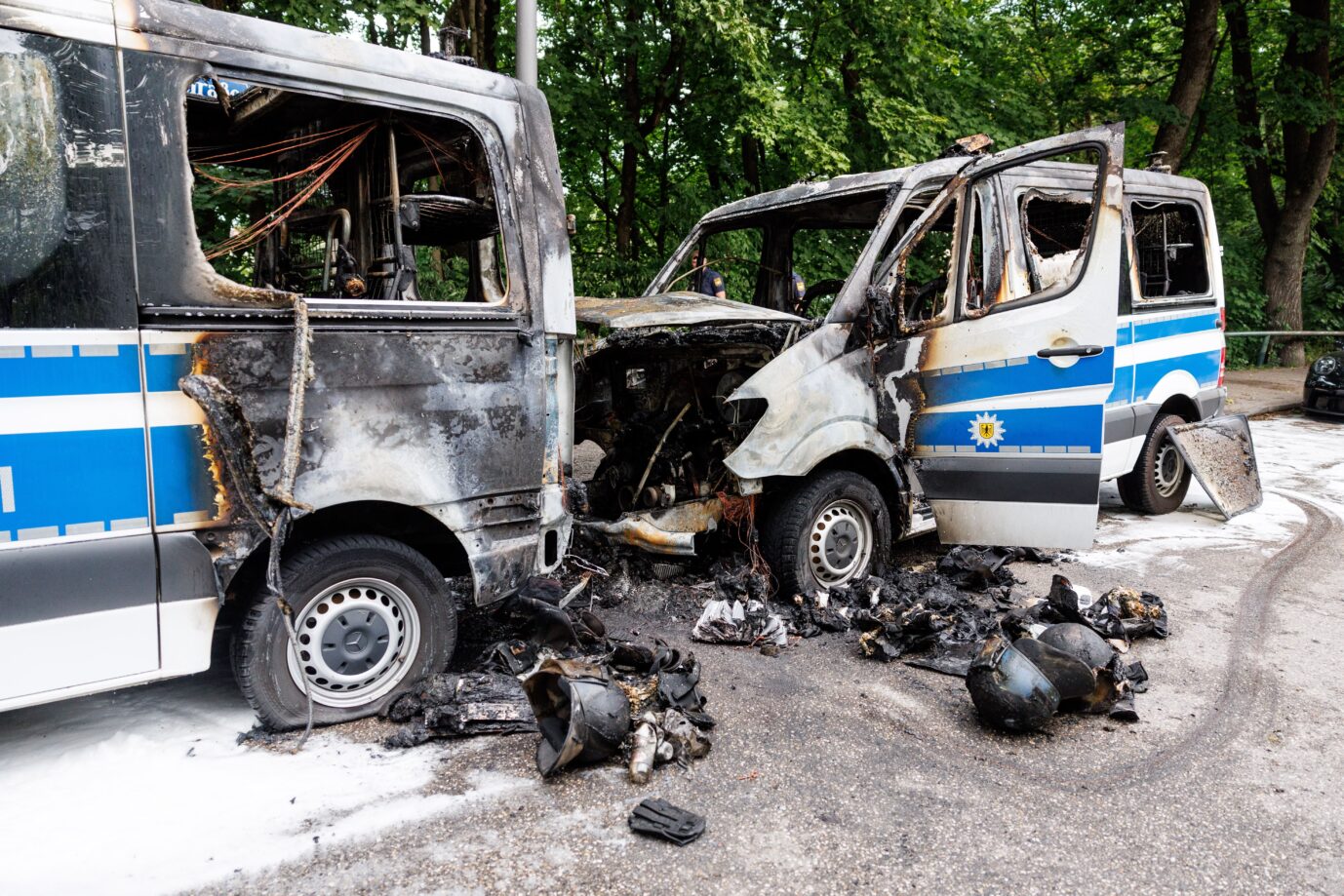 Linke Gewalt. Ein Bild der Verwüstung: Polizeiautos nach dem Brandanschlag in München vor dem G7-Gipfel.