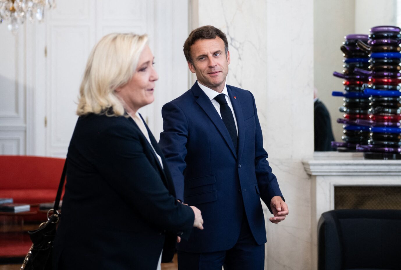 Frankreichs Präsident Emmanuel Macron und Oppositionsführerin Marine Le Pen verhandeln über eine Kooperation. Es geht um Atomkraft und Renteneintrittsalter