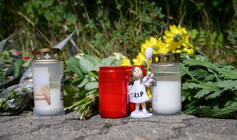 Blumen am Fundort der Leiche: Mordverdacht gegen Kinder Foto: picture alliance/dpa | Julian Stratenschulte