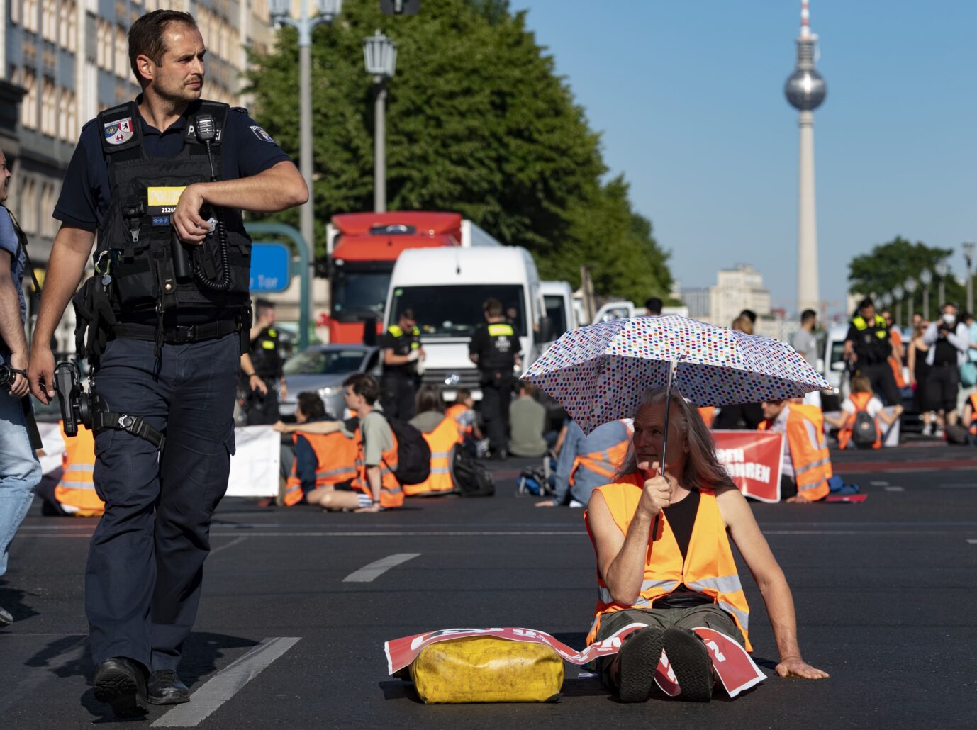 Mitlgieder der selbsternannten "Letzten Generation" klebten sich gestern am Frankfurter Tor in Berlin fest und bekamen die Solidarität der Bezirksbürgermeisterin Clara Herrmann