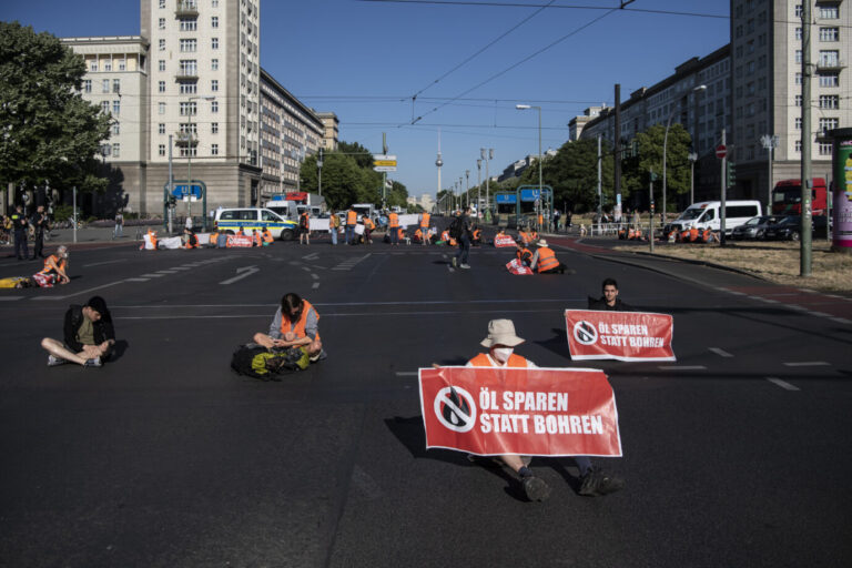 Klimaschutz-Demonstranten der "Letzten Generation" blockieren wieder eine Straße, die Wut der Autofahrer wächst Foto: picture alliance/dpa | Paul Zinken