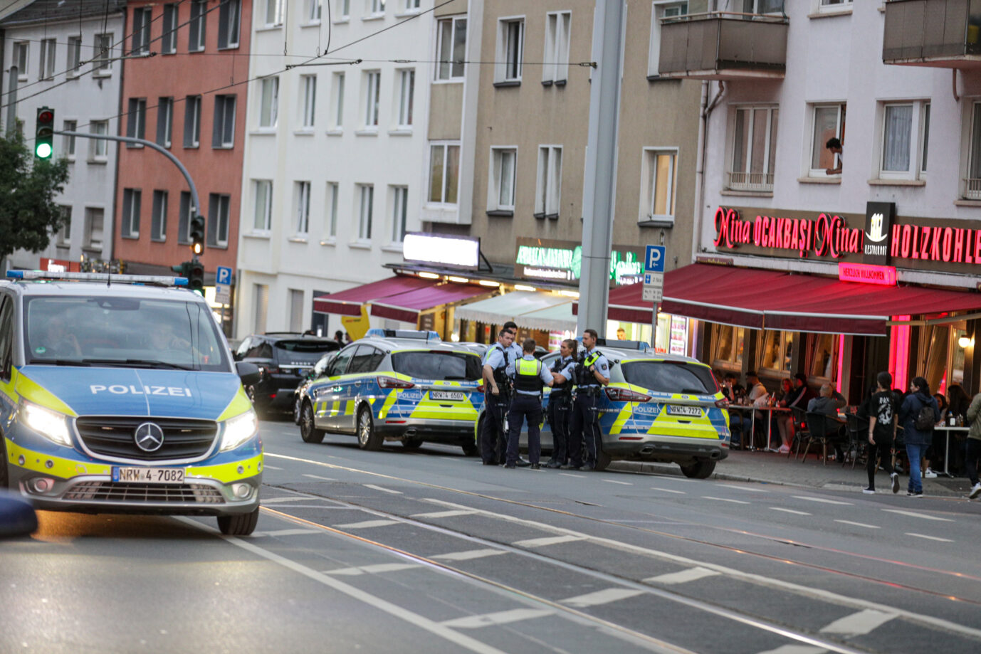 Polizeibeamte im Einsatz in der Altendorfer Straße in Essen. Hunderte Migranten waren aufeinander losgegangen Foto:picture alliance/dpa | Justin Brosch