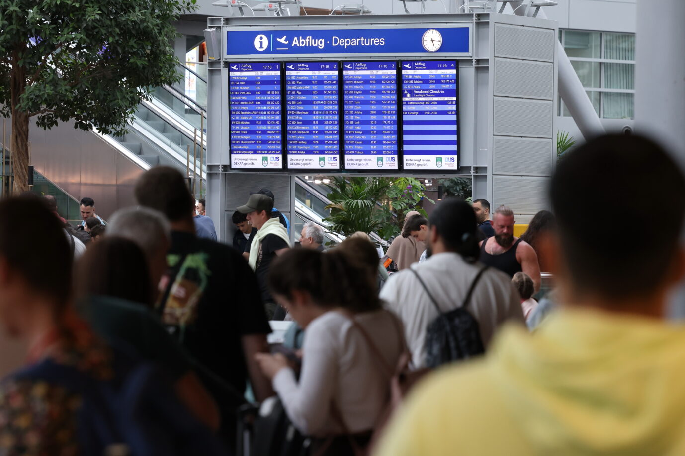 Chaos am Düsseldorfer Flughafen: Die Bundesregierung will mit türkischen Fachkräften Abhilfe schaffen Foto: picture