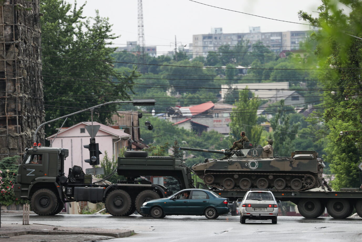 Russische Einheiten transportieren schweres Kriegsgerät durch die eroberte Stadt Mariupol im Osten der Ukraine Foto: picture alliance/dpa/TASS | Yegor Aleyev