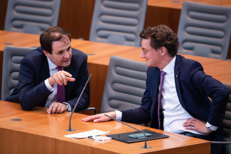 Nathanael Liminski (l, CDU) und Nordrhein-Westfalens Ministerpräsident Hendrik Wüst (CDU): Anbiedern ändert nichts am Haß der Linken Foto: picture alliance/dpa | Marius Becker