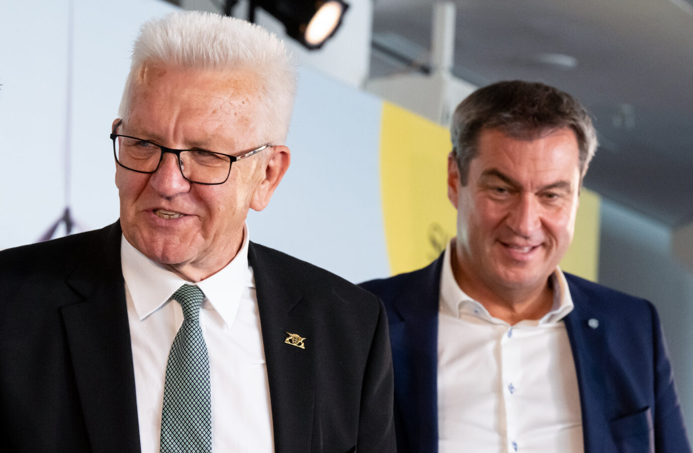 Baden-Württembergs Ministerpräsident Winfried Kretschmann (links) und Bayerns Ministerpräsident Markus Söder: Für die drohende Energiekrise haben sie unterschiedliche Lösungsansätze