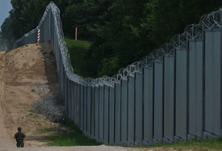 Der neue Grenzzaun zwischen Polen und Belarus soll Migranten abwehren.