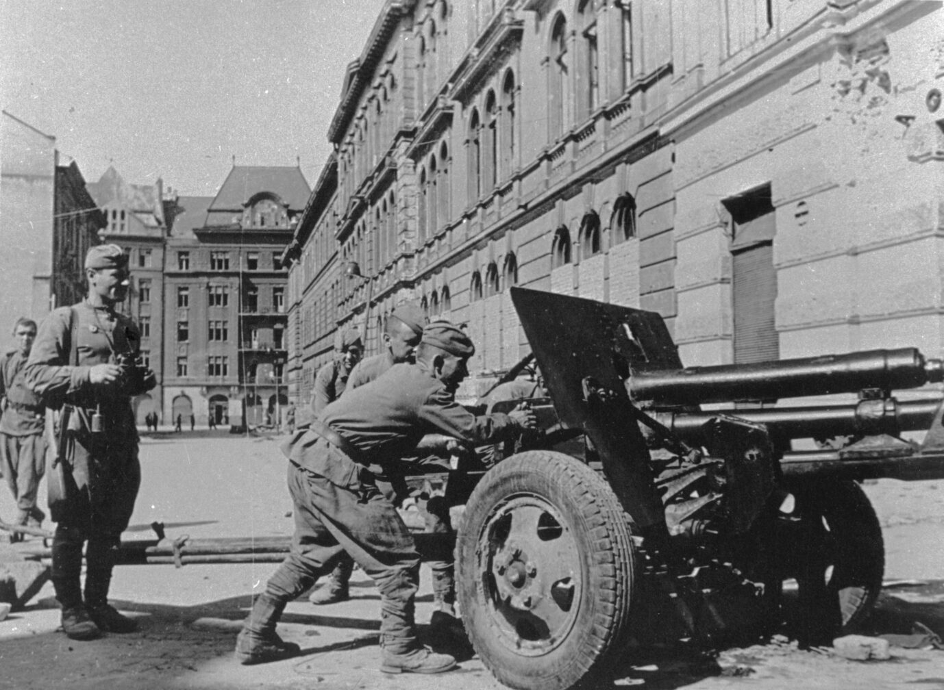 Sowjets bringen ein Geschütz während der Kämpfe um Lemberg 1944 in Stellung Foto: picture-alliance / akg-images | akg-images