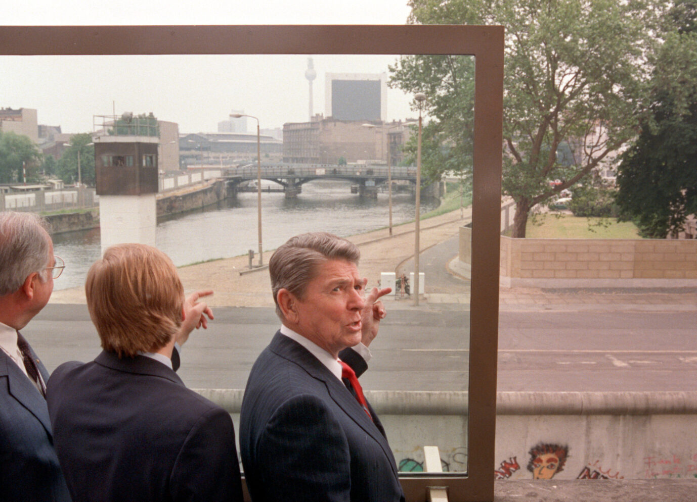US-Präsident Ronald Reagan (r.) während seines Berlin-Besuchs, bei dem er an Gorbatschow seinen Appell richtete Foto: picture alliance / AP Photo | BARRY THUMMA
