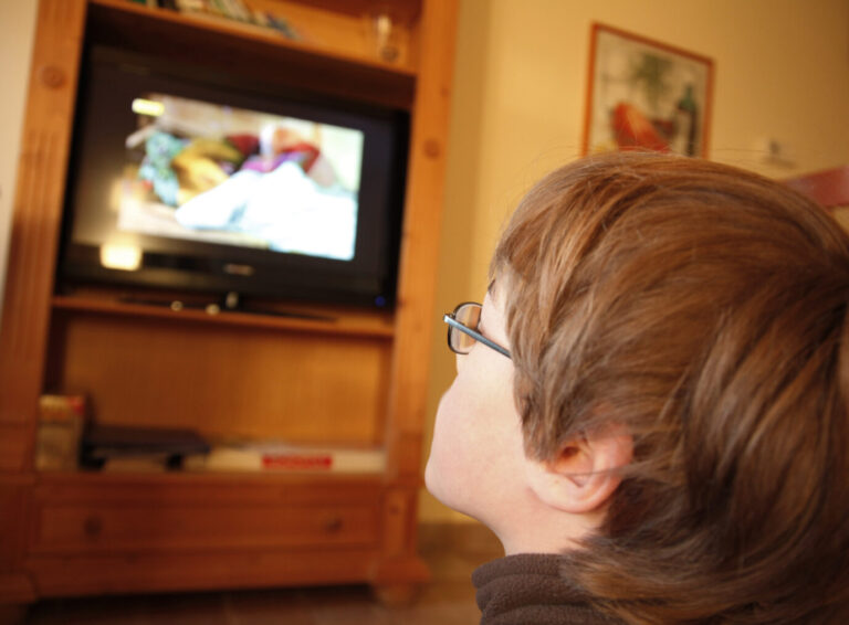 Kind vor dem Fernseher: Immer wieder thematisieren die Öffentlich-Rechtlichen Transsexualität in ihren Sendungen für Kinder