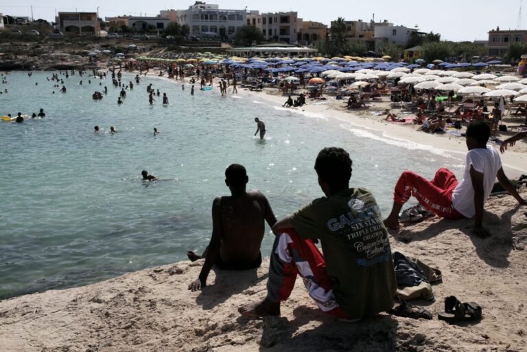 Migranten an einem italienischen Strand (Archivbild): Als „Baby Gangs“ bekannten Gruppen aus Schwarzafrika und dem Maghreb fallen in Italien immer wieder durch ihr aggressives und asoziales Verhalten auf