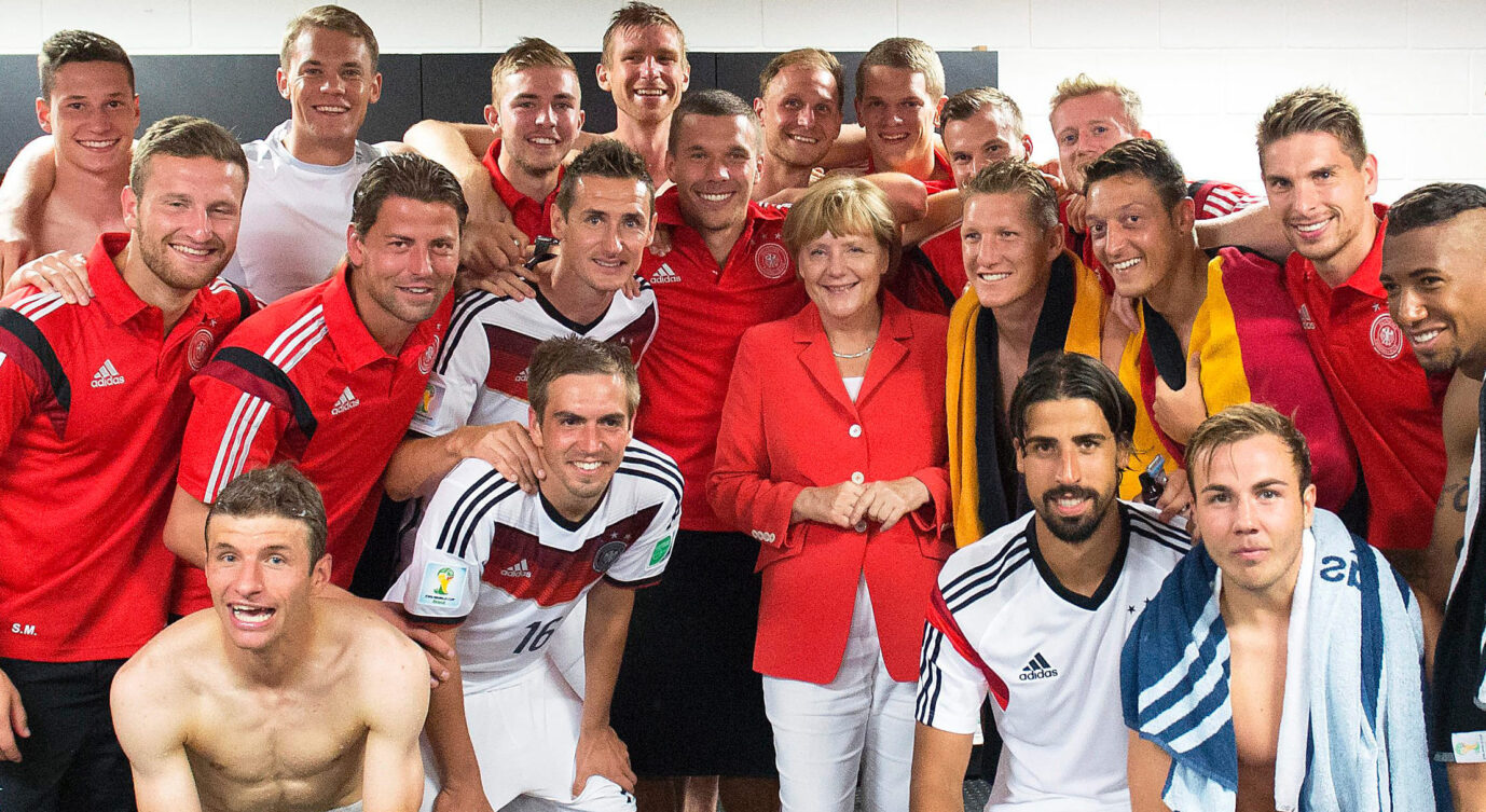 Die damalige Bundeskanzlerin Angela Merkel 2014 nach einem Sieg gegen Portugal in der Kabine der Nationalmannschaft.