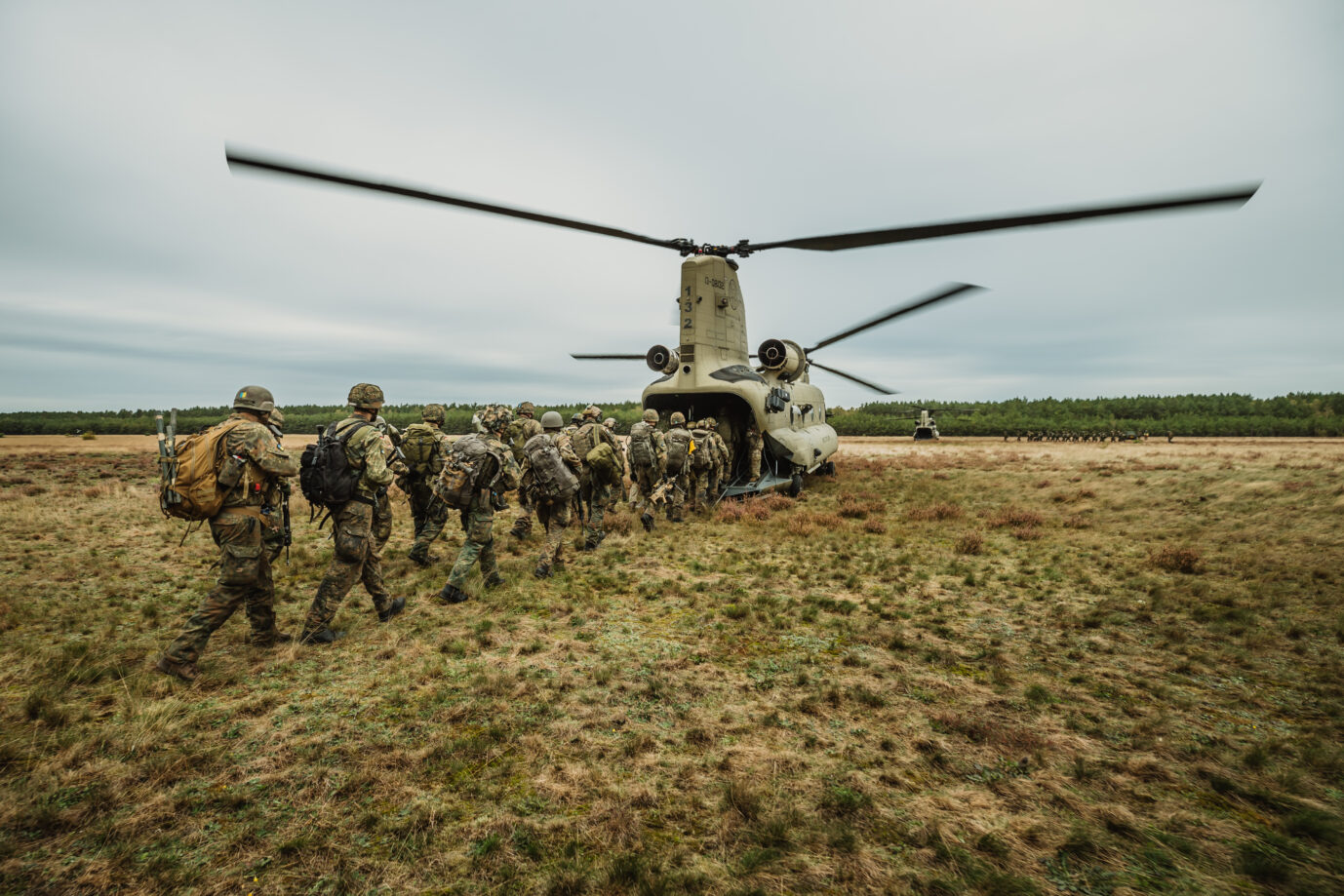 Soldaten der Division Schnelle Kräfte (DSK) der Bundeswehr besteigen während der NATO-Übung „Grüner Greif“ 2021 einen CH-47 „Chinook“-Hubschrauber. Quelle: Picture Alliance / Jana Neumann