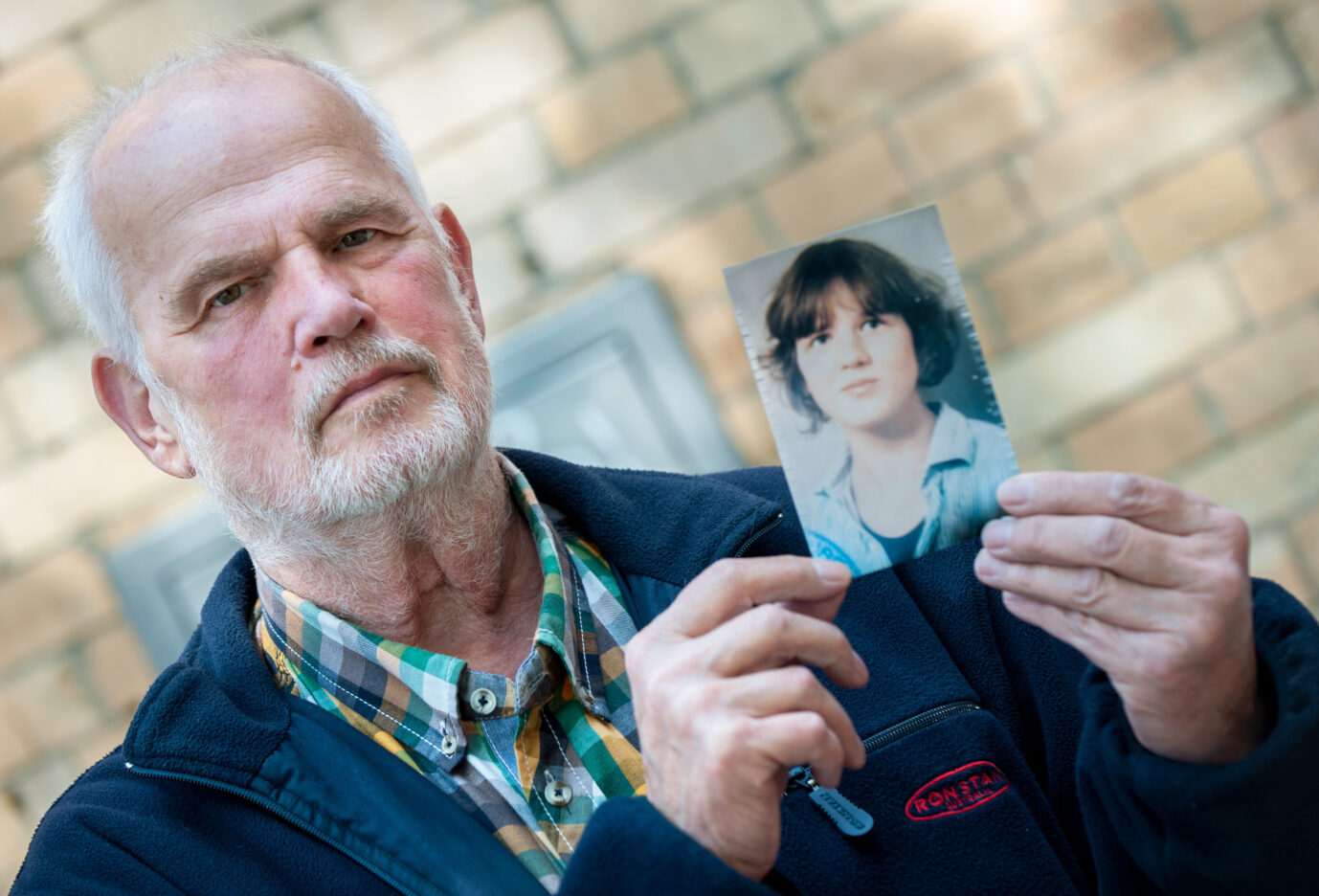 Hans von Möhlmann zeigt ein Foto seiner ermordeten Tochter Frederike: Seit 2012 kämpfte er für eine Wiederaufnahme des Verfahrens