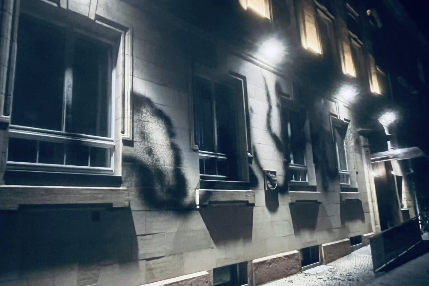 Linksextreme zerstörten Scheiben und beschmierten die Fassade der sächsischen Landesvertretung in Berlin mit Farbe Foto: Privat