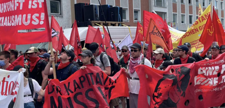 Blick auf die linken Demonstranten gegen den G7-Gipfel in Garmisch-Partenkirchen: Sowjetrot dominiert farblich Foto: JF