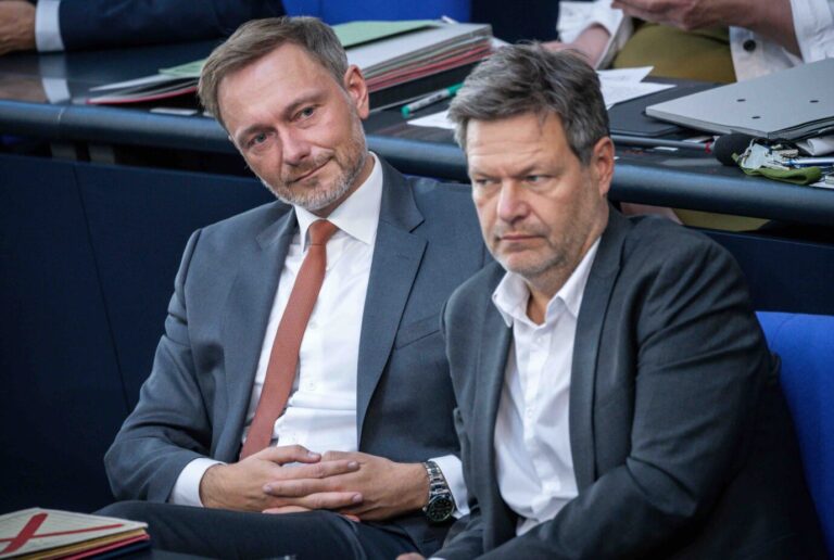 Bundesfinanzminister Christian Lindner (FDP) hat sich für eine offene Atomdebatte ausgesprochen; Wirtschaftsminister Robert Hobeck (Grüne) widerspricht Foto: picture alliance/dpa | Michael Kappeler