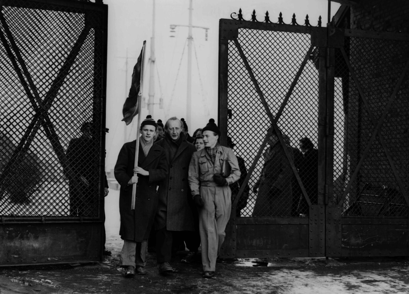 Prinz Hubertus (Mitte) von und zu Löwenstein "besetzt" im Dezember 1950 gemeinsam mit Studenten die Insel Helgoland, um ihre weitere Sprengung zu verhindern Foto: picture-alliance / dpa | dpa