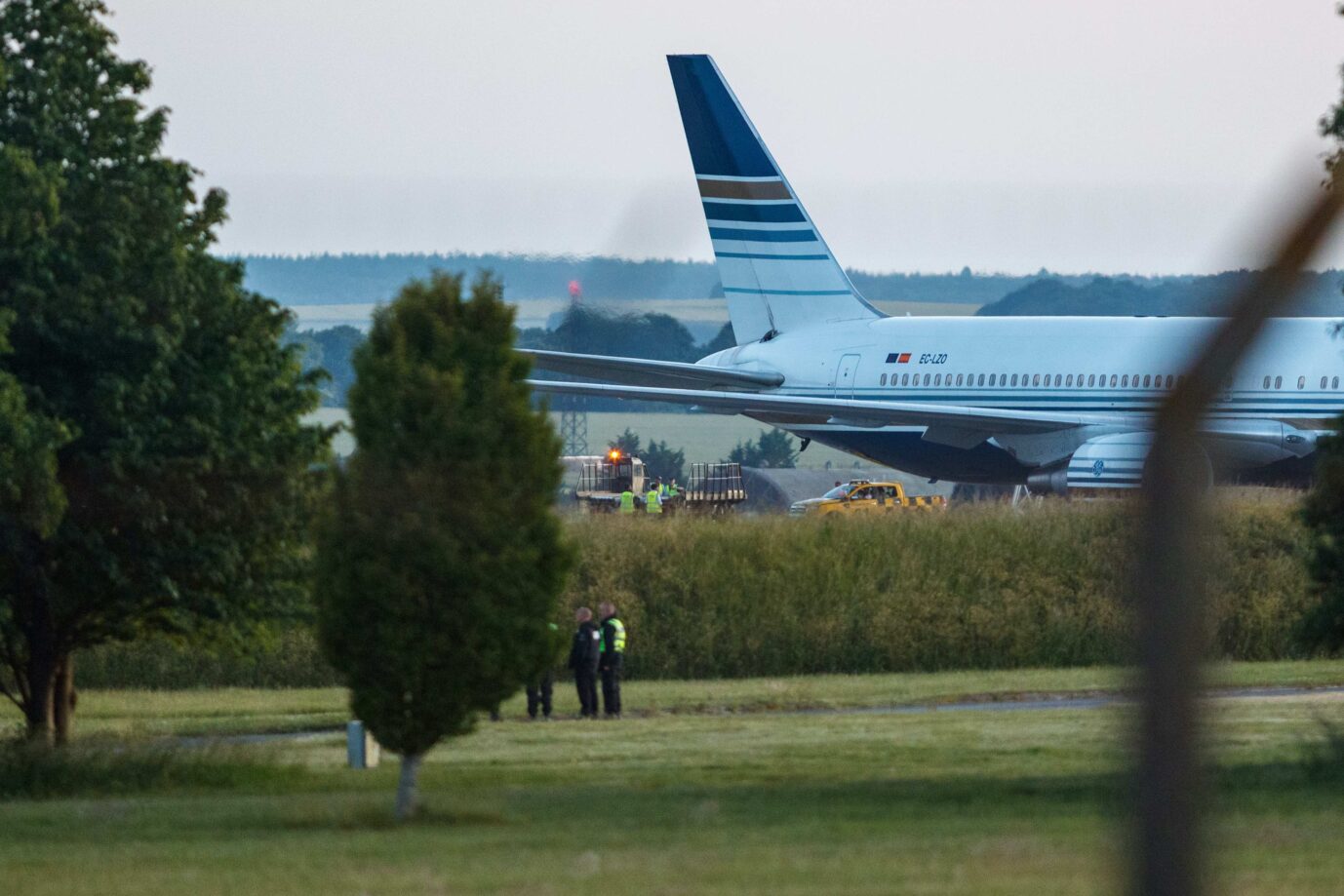 Mit dieser Boeing 747 sollten die Migranten mutmaßlich nach Ruanda geflogen werden Das Europäische Gericht für Menschenrechte hat die Abschiebung nun verhindert Foto: picture alliance / AA | Vudi Xhymshiti