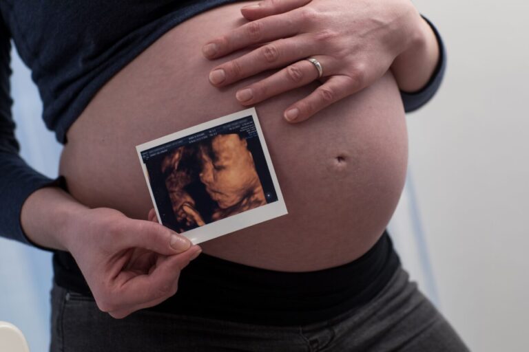 Symbolbild Schwangerschaft: lebensfeindliche Ideologie auf dem Vormarsch Foto: picture alliance / dpa Themendienst | Christin Klose