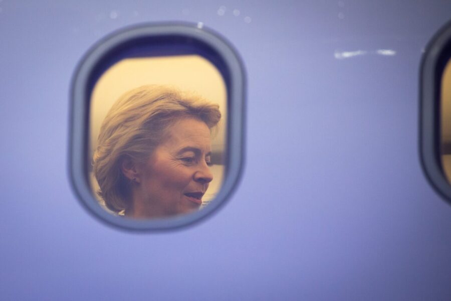Klimaschutz nur für die Bürger? EU-Kommissionspräsidentin Ursula von der Leyen im Flugzeug. Die EU-Parlamentarier haben einen verheerenden ökologischen Fußbabdruck.