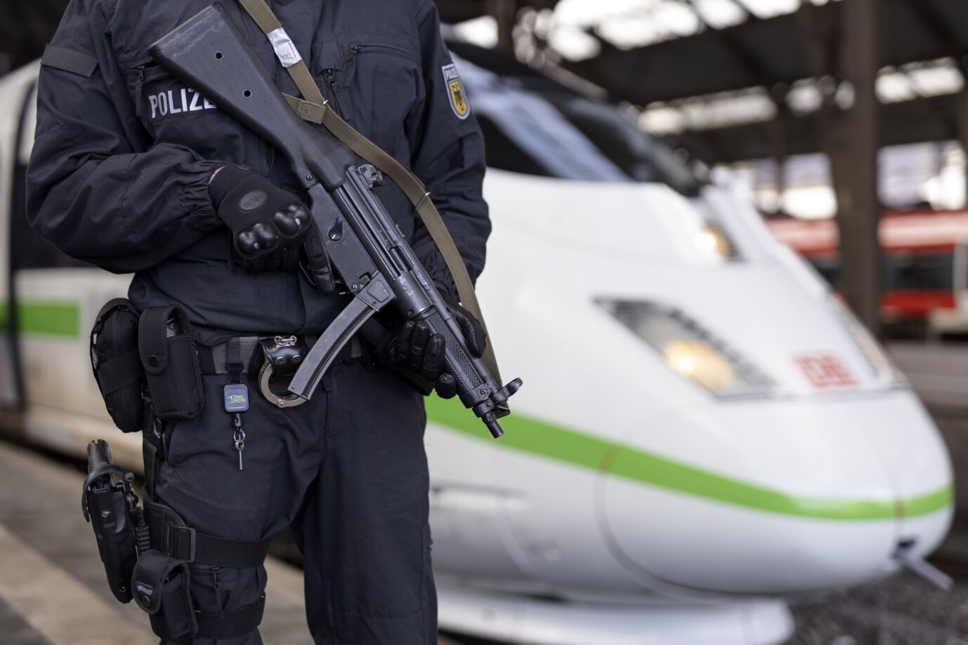 Ein Beamter der Bundespolizei patrouilliert vor einem ICE. Der Anschlag auf die Fahrgäste war islamisch motiviert.