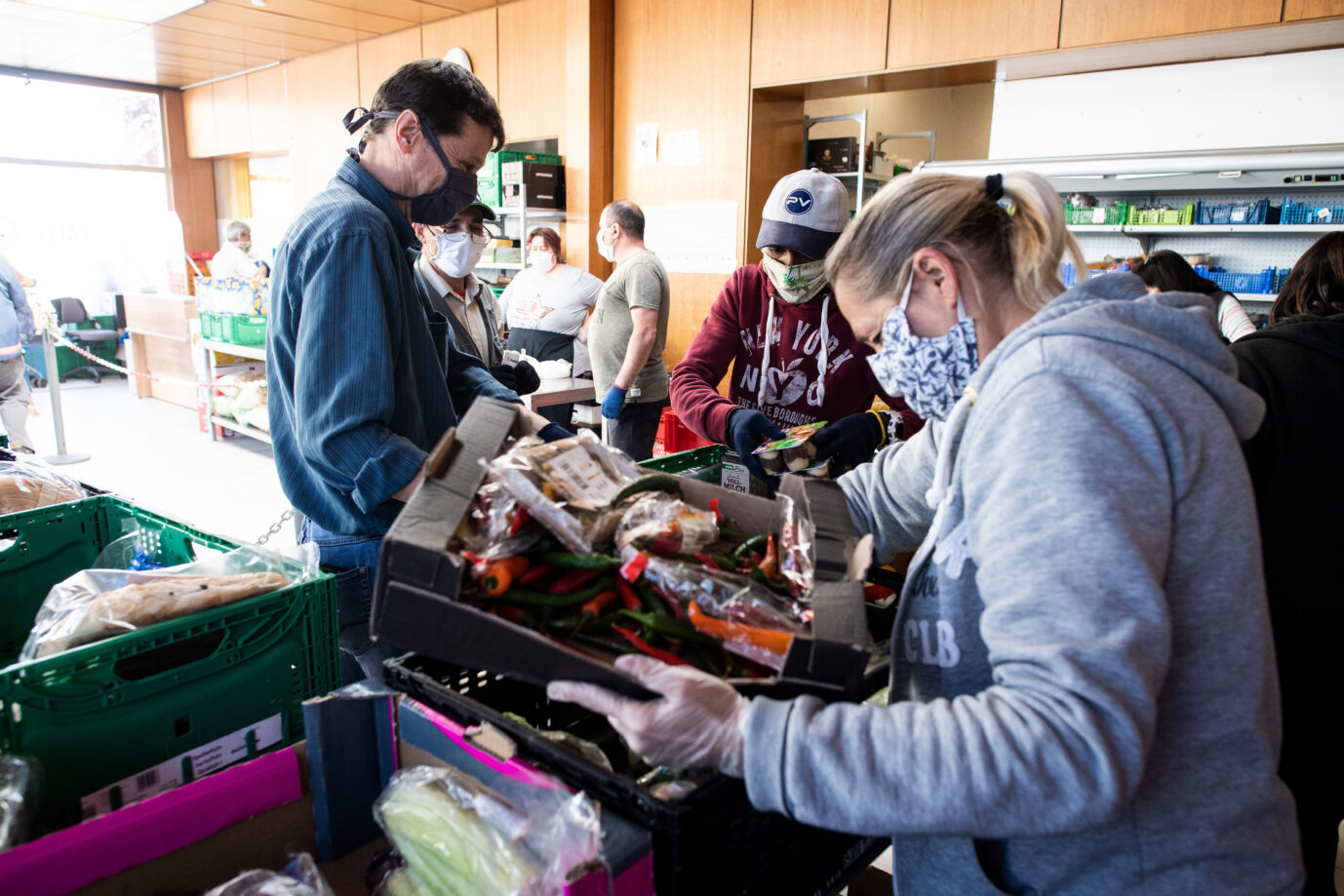 Mitarbeiter einer Tafeln verteilen Essen an Bedürftige (Archivbild) Foto: picture alliance/dpa | Federico Gambarini