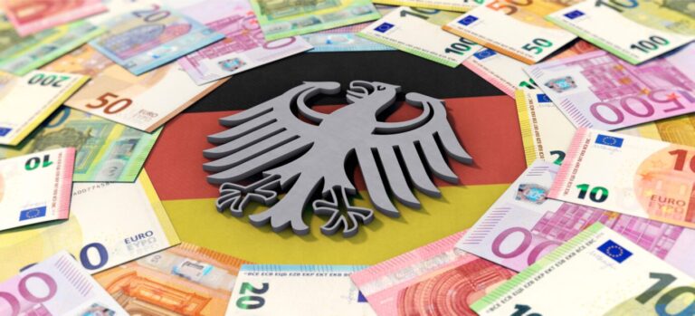 Geldscheine und der Bundesadler: So viele Schulden hatte Deutschland noch nie Foto: picture alliance / Zoonar | Oliver Boehmer