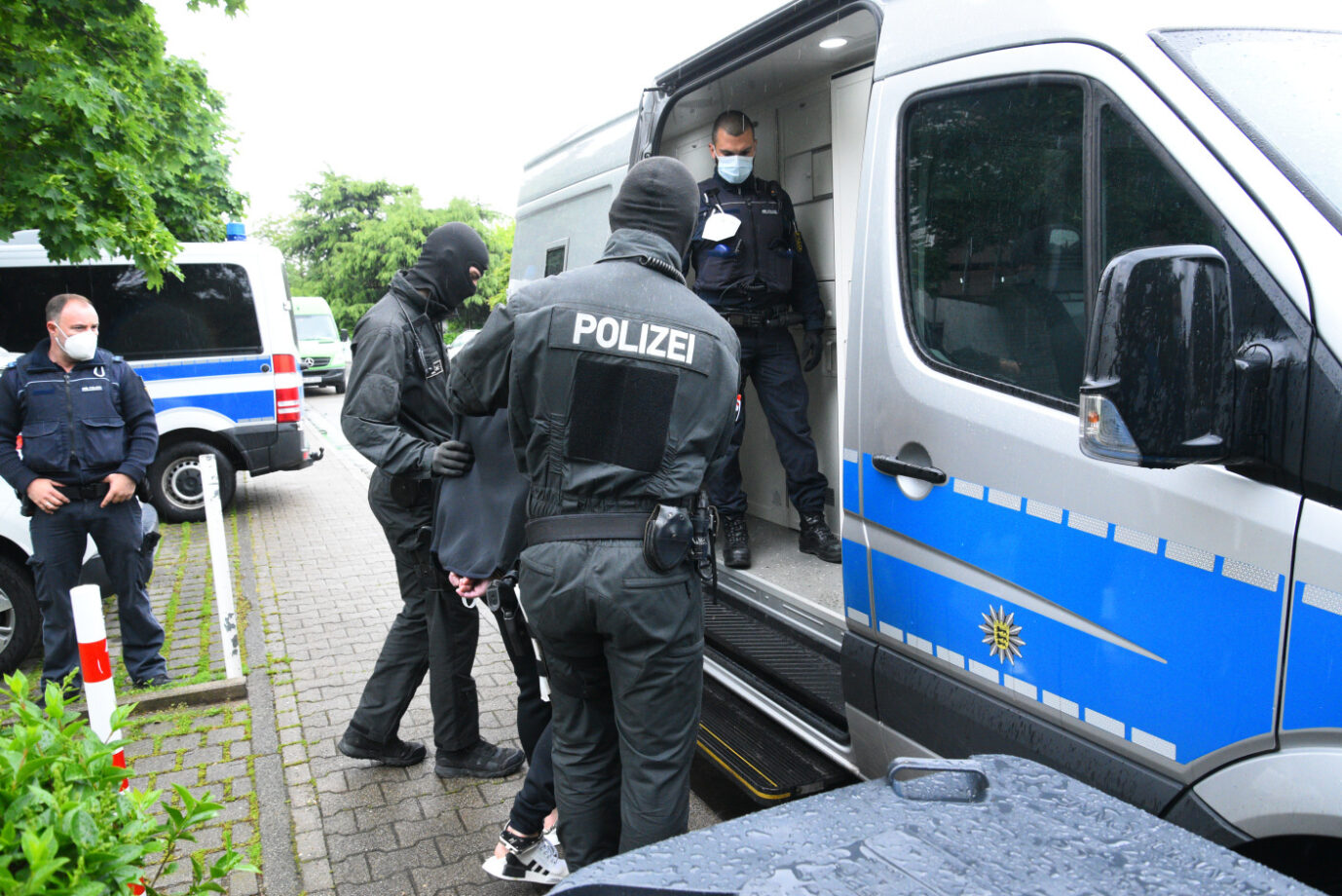 Polizisten in Baden-Württemberg während einer Drogenrazzia: Die Polizei im Südwesten hat Wichtigeres zu tun als Rassismus-Studien zu machen Foto: picture alliance/dpa/pr-video | Rene Priebe