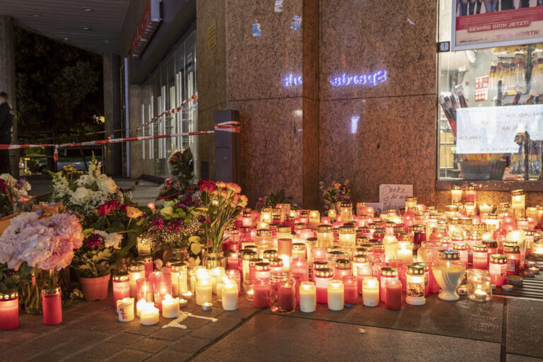 Trauer über einen Fall von vielen: Der Anschlag eines Somaliers auf deutsche Frauen in Würzburg forderte am 25. Juni 2021 drei Todesopfer. Foto: picture alliance / HMB Media/Julien Becker